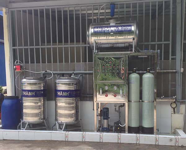 Hệ thống xử lý nước uống 250 lít/h cho công nhân do HOÀNG THỊNH lắp đặt 